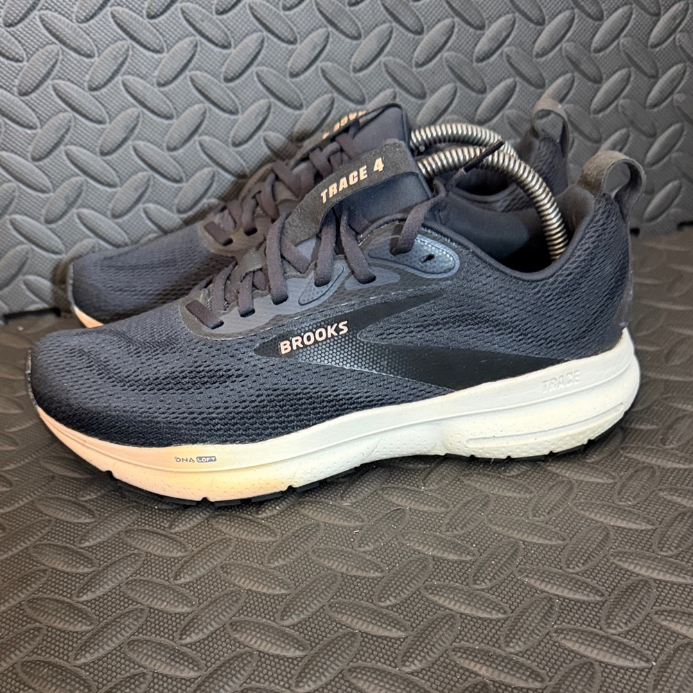 Brooks Trace 4 Running Shoes Size 8 Grey & Black
